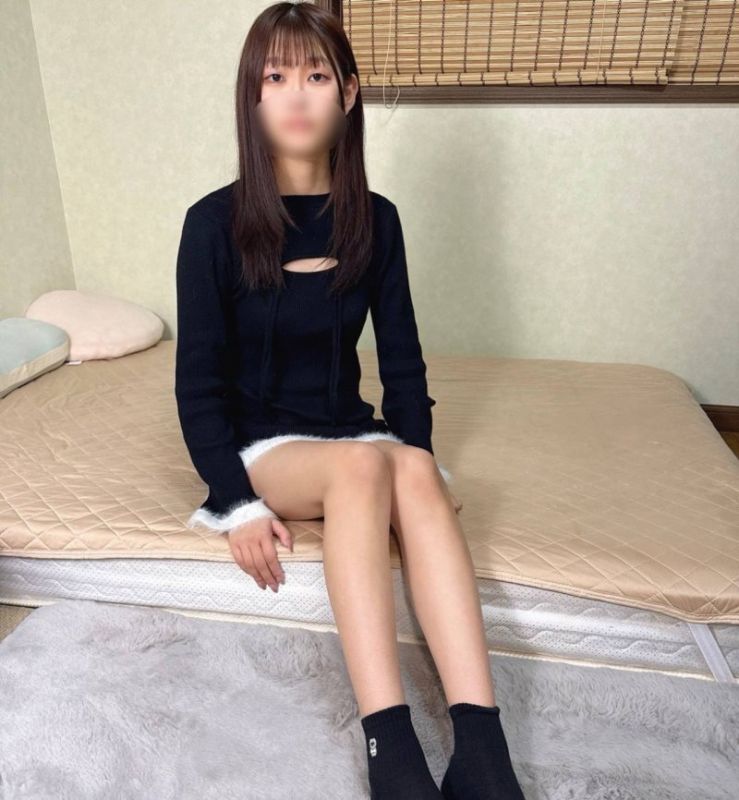 【完全素人&初次拍攝】美腿x美臀的18歲女大生♡土氣又青澀的害羞反應讓人無法抗拒♡困惑於竟然是中出…