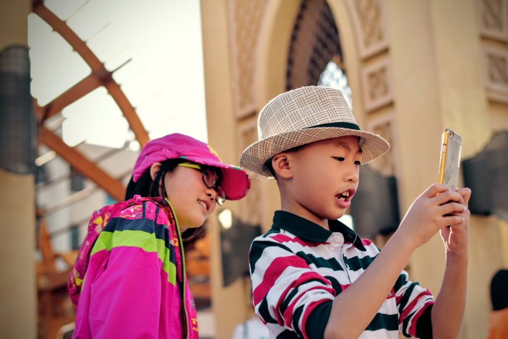 Niños que usan un iPhone 