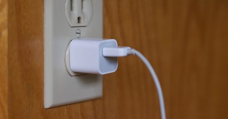 Conecte su iPad a una toma de corriente